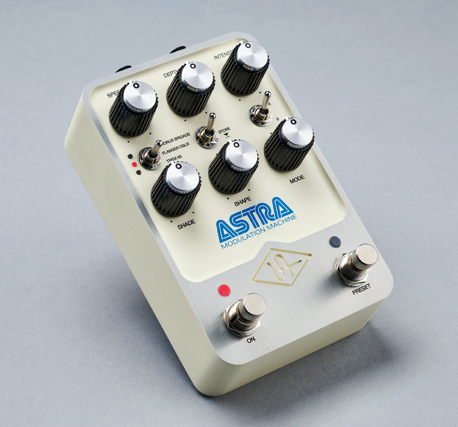 UNIVERSAL AUDIO UAFX ASTRA MODULATION MACHINE | Total Guitar